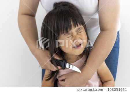一名女孩(3歲,日本人)被玩具刀擊中。人質的形象 一名女孩(3歲,日本人)被玩具刀擊中。人質的形象 108051631
