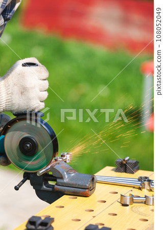 Cuting metal rod with angle grinder Cuting metal rod with angle grinder 108052049