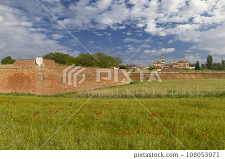 The walls of Sabbioneta, UNESCO World Heritage site, Lombardy, Italy 108053071