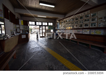Toyama Regional Railway Iwakushi Station Inside the station building Toyama Regional Railway Iwakushi Station Inside the station building 108053894