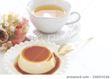 Caramel-rich pudding 108054188