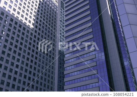 建築物倒映在建築物的窗戶上 108054221