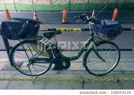 自行車停在自行車禁止停車標誌前 108054230