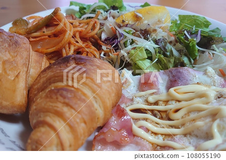 Delicious breakfast 108055190