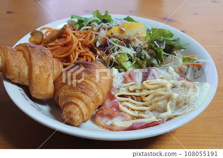 Delicious breakfast 108055191