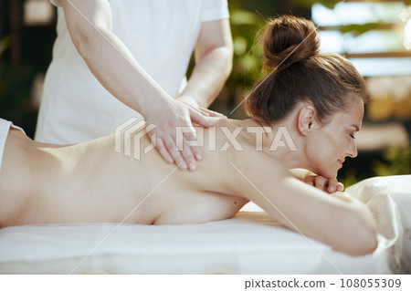 massage therapist in spa salon do therapeutic massage massage therapist in spa salon do therapeutic massage 108055309