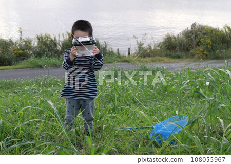 抓住一隻蚱蜢的孩子 108055967