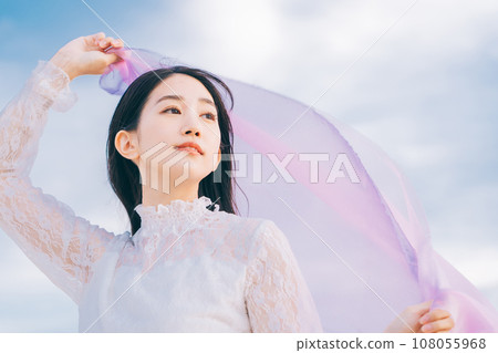 藍天背景下的女人肖像 108055968