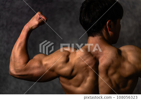 肌肉發達的男性身體 肌肉發達的男性身體 108056323