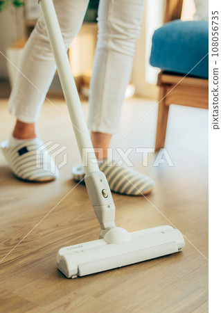 清潔吸塵器的婦女 108056735