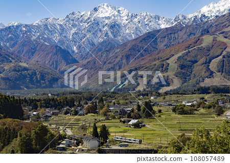 Three-tiered autumn leaves and Oito Line 108057489