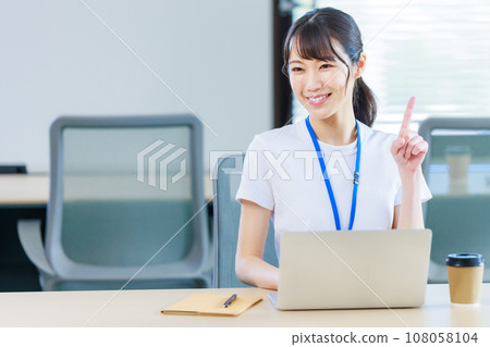 在辦公室使用個人計算機的女商人 在辦公室使用個人計算機的女商人 108058104