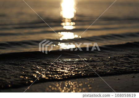 反射海表面上的日落 反射海表面上的日落 108058619