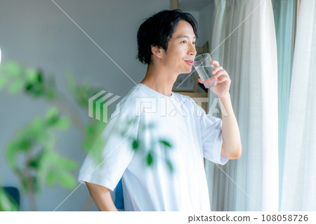 一個年輕人喝水 108058726