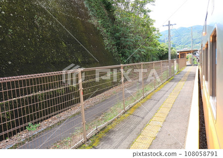 JR Kyushu Nagasaki Main Line, view from the old train train window from Isahaya Station to Nagasaki Station (September 2022) 108058791
