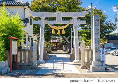 Torii gate of Kambara Shrine in Nagamine-cho, Chuo-ku, Niigata City 108058964
