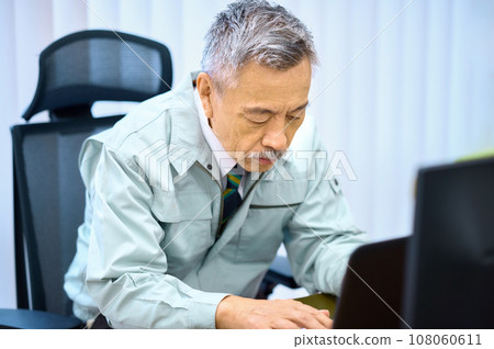 穿著工作服的高階經理 穿著工作服的高階經理 108060611