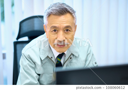 Senior manager wearing work clothes Senior manager wearing work clothes 108060612