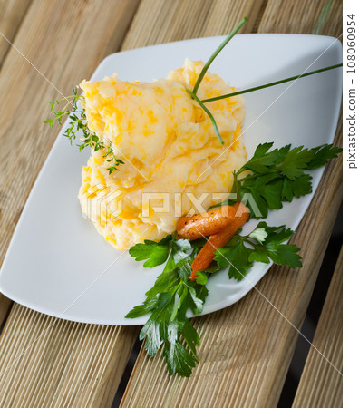 Clapshot - potato puree with melted butter 108060954