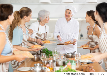Young woman chef teaches how to cook chicken at master class 108061177