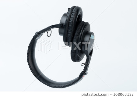 Over ear black studio headphones 108063152