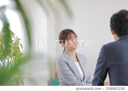 年輕顧問女2 年輕顧問女2 108065280