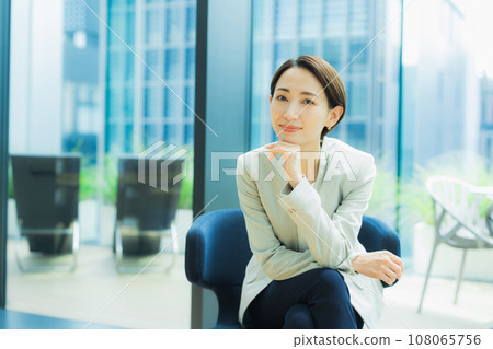 坐在沙發上的女商人 坐在沙發上的女商人 108065756