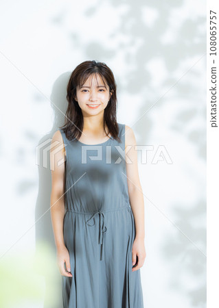 陽光透過樹林過濾的女人 陽光透過樹林過濾的女人 108065757