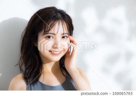 陽光透過樹林過濾的女人 108065765