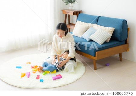 一位母親抱著一個孩子 108065770