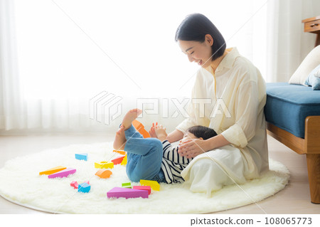 一位母親抱著一個孩子 一位母親抱著一個孩子 108065773