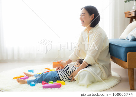一位母親抱著一個孩子 108065774