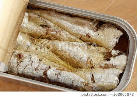 Oil sardines (canned) 108065878