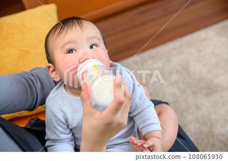 媽媽抱著寶寶喝奶、哺乳、安撫、嬰兒、育兒、0歲嬰兒 媽媽抱著寶寶喝奶、哺乳、安撫、嬰兒、育兒、0歲嬰兒 108065930