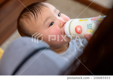 媽媽抱著寶寶喝奶、哺乳、安撫、嬰兒、育兒、0歲嬰兒 108065933