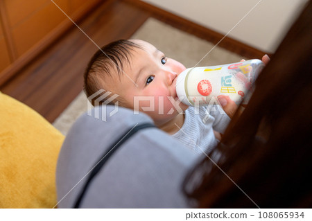 媽媽抱著寶寶喝奶、哺乳、安撫、嬰兒、育兒、0歲嬰兒 媽媽抱著寶寶喝奶、哺乳、安撫、嬰兒、育兒、0歲嬰兒 108065934