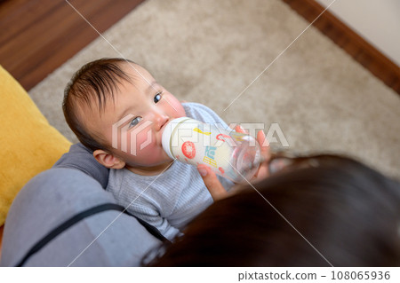 媽媽抱著寶寶喝奶、哺乳、安撫、嬰兒、育兒、0歲嬰兒 媽媽抱著寶寶喝奶、哺乳、安撫、嬰兒、育兒、0歲嬰兒 108065936