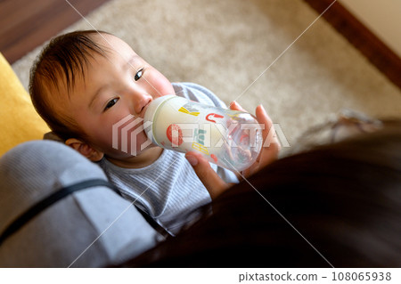 媽媽抱著寶寶喝奶、哺乳、安撫、嬰兒、育兒、0歲嬰兒 媽媽抱著寶寶喝奶、哺乳、安撫、嬰兒、育兒、0歲嬰兒 108065938