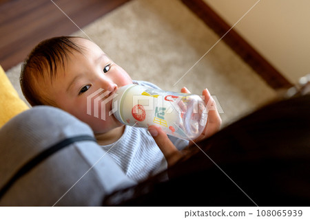 媽媽抱著寶寶喝奶、哺乳、安撫、嬰兒、育兒、0歲嬰兒 108065939