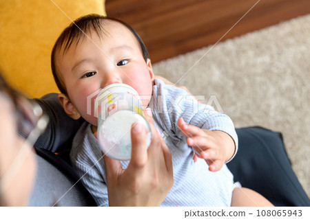 媽媽抱著寶寶喝奶、哺乳、安撫、嬰幼兒保育、0歲嬰兒修剪 媽媽抱著寶寶喝奶、哺乳、安撫、嬰幼兒保育、0歲嬰兒修剪 108065943