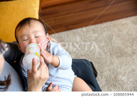 媽媽抱著寶寶喝奶、哺乳、安撫、嬰兒、育兒、0歲嬰兒 108065944