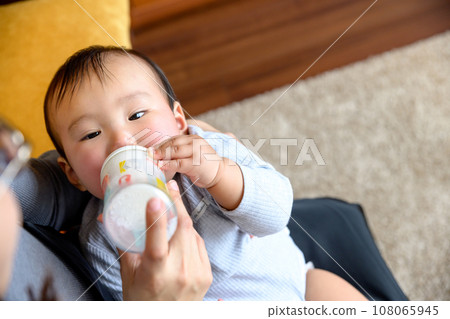 媽媽抱著寶寶喝奶、哺乳、安撫、嬰兒、育兒、0歲嬰兒 108065945