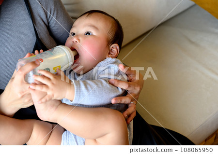 媽媽抱著寶寶喝奶、哺乳、安撫、嬰兒、育兒、0歲嬰兒 媽媽抱著寶寶喝奶、哺乳、安撫、嬰兒、育兒、0歲嬰兒 108065950