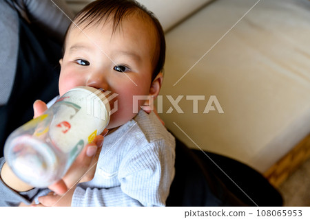 媽媽抱著寶寶喝奶、哺乳、安撫、嬰兒、育兒、0歲嬰兒 108065953