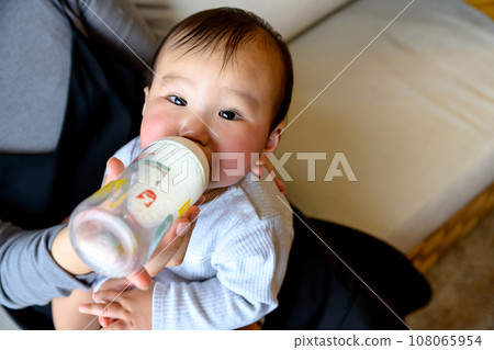 媽媽抱著寶寶喝奶、哺乳、安撫、嬰兒、育兒、0歲嬰兒 媽媽抱著寶寶喝奶、哺乳、安撫、嬰兒、育兒、0歲嬰兒 108065954