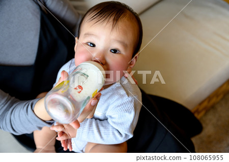 媽媽抱著寶寶喝奶、哺乳、安撫、嬰兒、育兒、0歲嬰兒 媽媽抱著寶寶喝奶、哺乳、安撫、嬰兒、育兒、0歲嬰兒 108065955