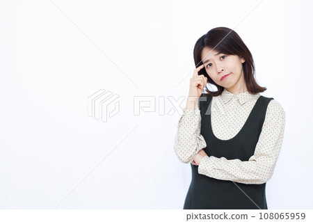 一個三十多歲的女人，在白色背景前擔心抱頭 108065959