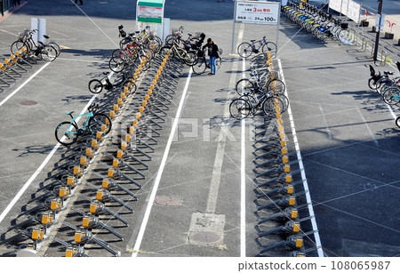自行車停車場,自行車整齊排列 自行車停車場,自行車整齊排列 108065987