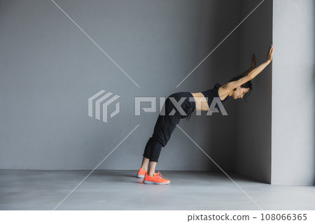 A woman wearing sportswear 108066365