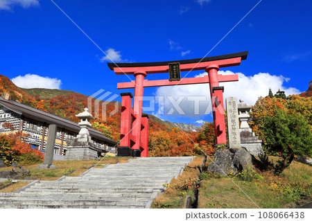 出羽三山奧之院、湯殿山、湯殿山神社大鳥居 出羽三山奧之院、湯殿山、湯殿山神社大鳥居 108066438